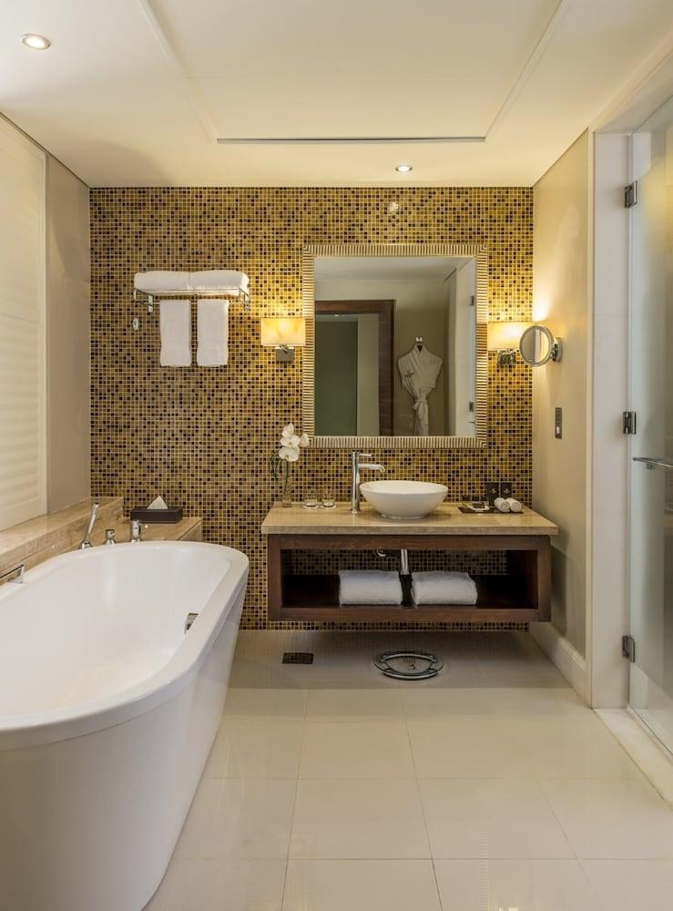 THE TOWER PLAZA HOTEL photo 2