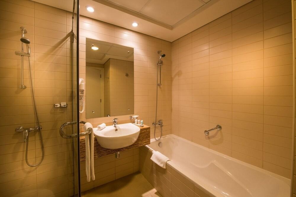 OAKS LIWA HEIGHTS HOTEL APARTMENT photo 2