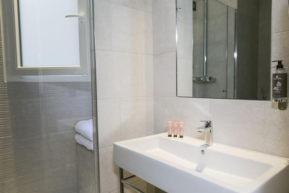 BEST WESTERN PLUS HOTEL DE NEUVILLE ARC DE TRIOMPHE photo 2