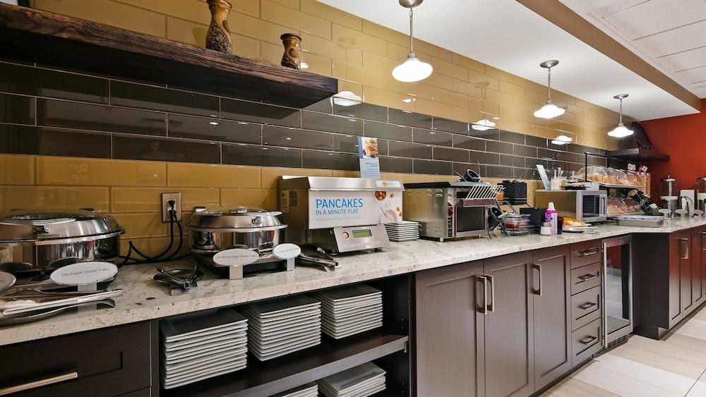 Best Western Plus Red Deer Inn & Suites photo 2