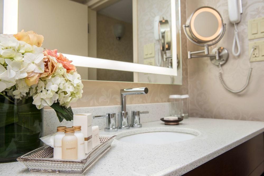 Best Western Premier Chateau Granville Hotel & Suites & Conf. Centre photo 3