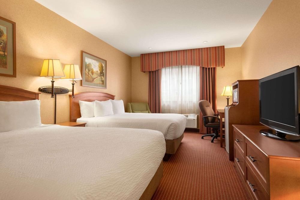 Days Inn by Wyndham Swift Current photo 4