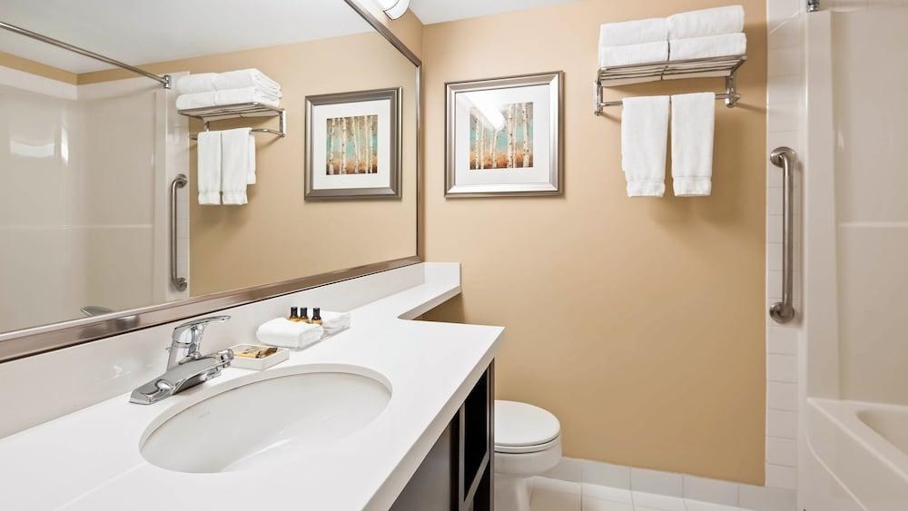 Best Western Plus Winnipeg Airport Hotel photo 3
