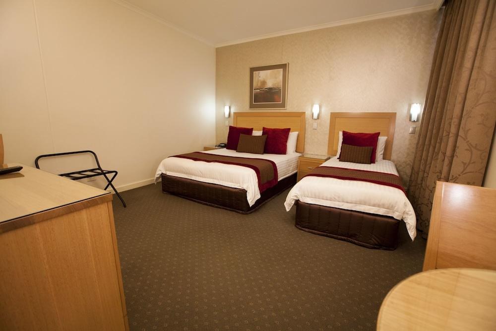 Best Western Plus Travel Inn Hotel photo 2