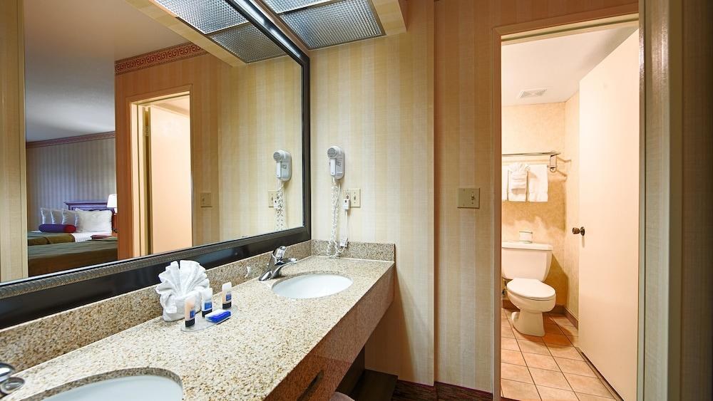 Best Western Plus Raffles Inn & Suites photo 2