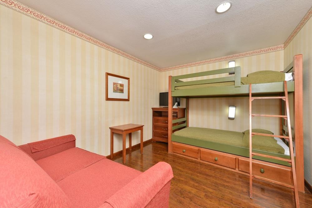 Best Western Plus Raffles Inn & Suites photo 4