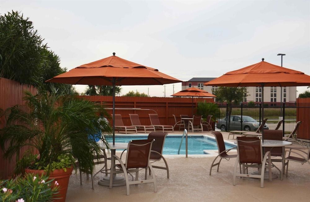 Best Western Plus Hobby Airport Inn & Suites photo 2