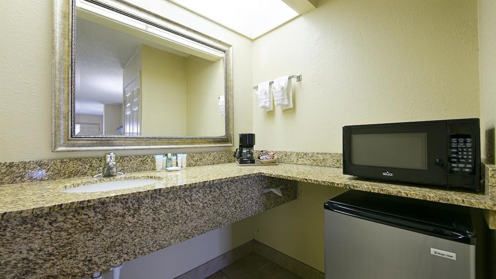 Best Western Orlando East Inn & Suites photo 2