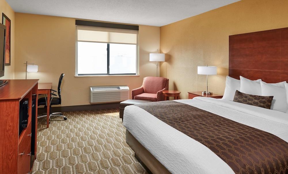Best Western Plus Milwaukee Airport Hotel & Conference Center photo 3