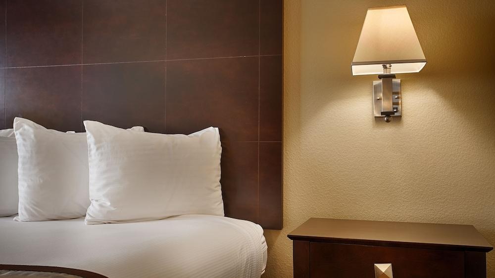 Best Western Plus Airport Plaza photo 2