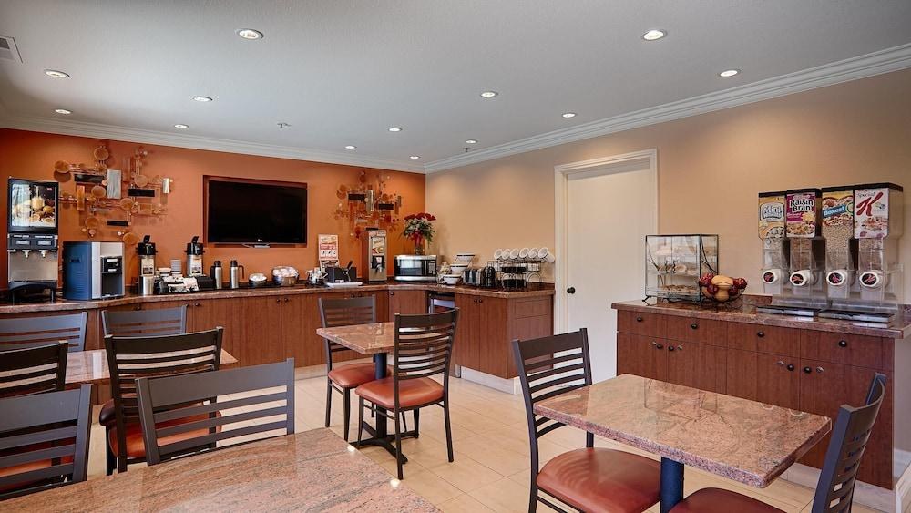 Best Western Plus Airport Plaza photo 4