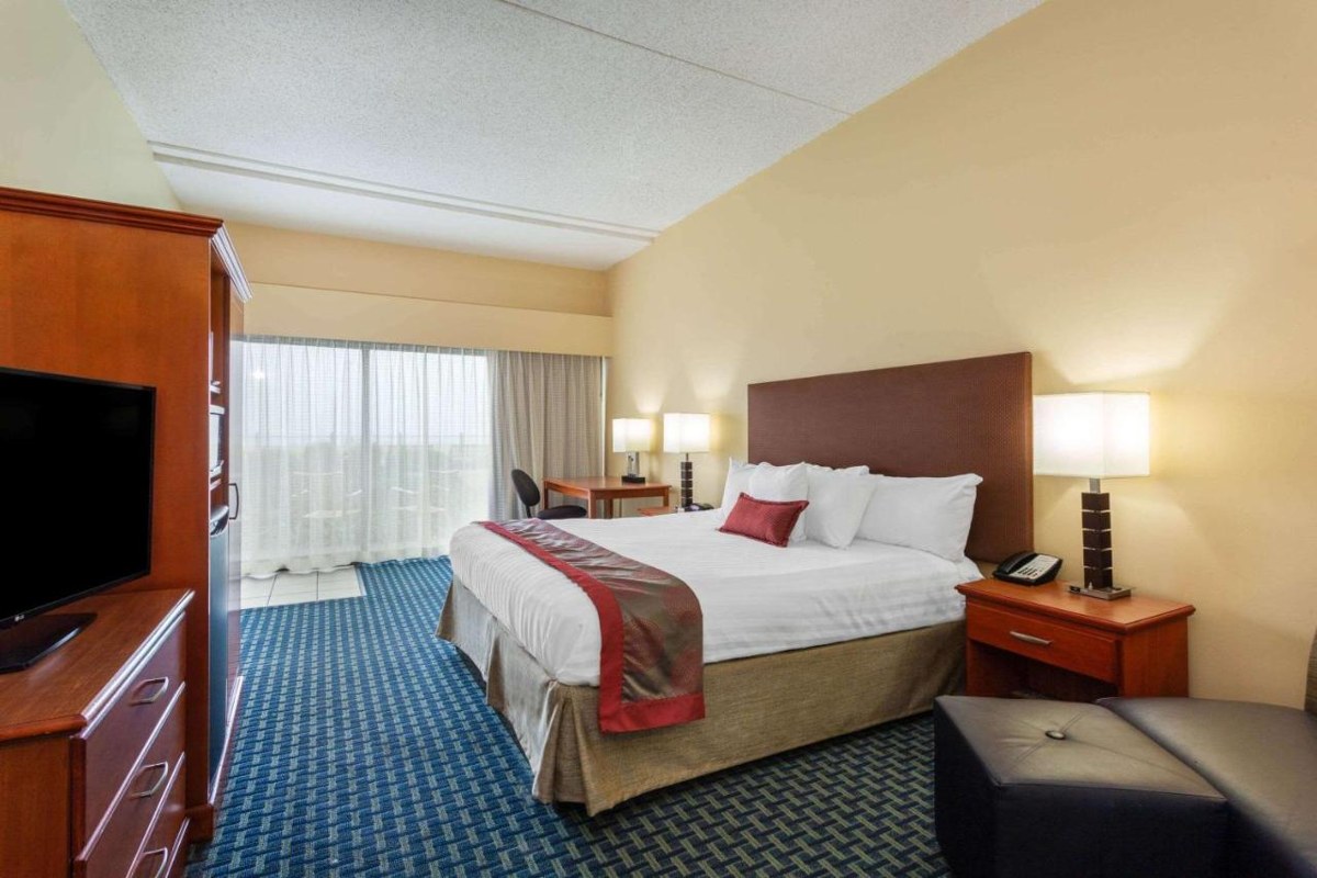 Ramada Plaza by Wyndham Virginia Beach Oceanfront photo 1