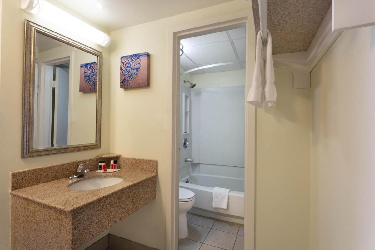 Ramada Plaza by Wyndham Virginia Beach Oceanfront photo 2