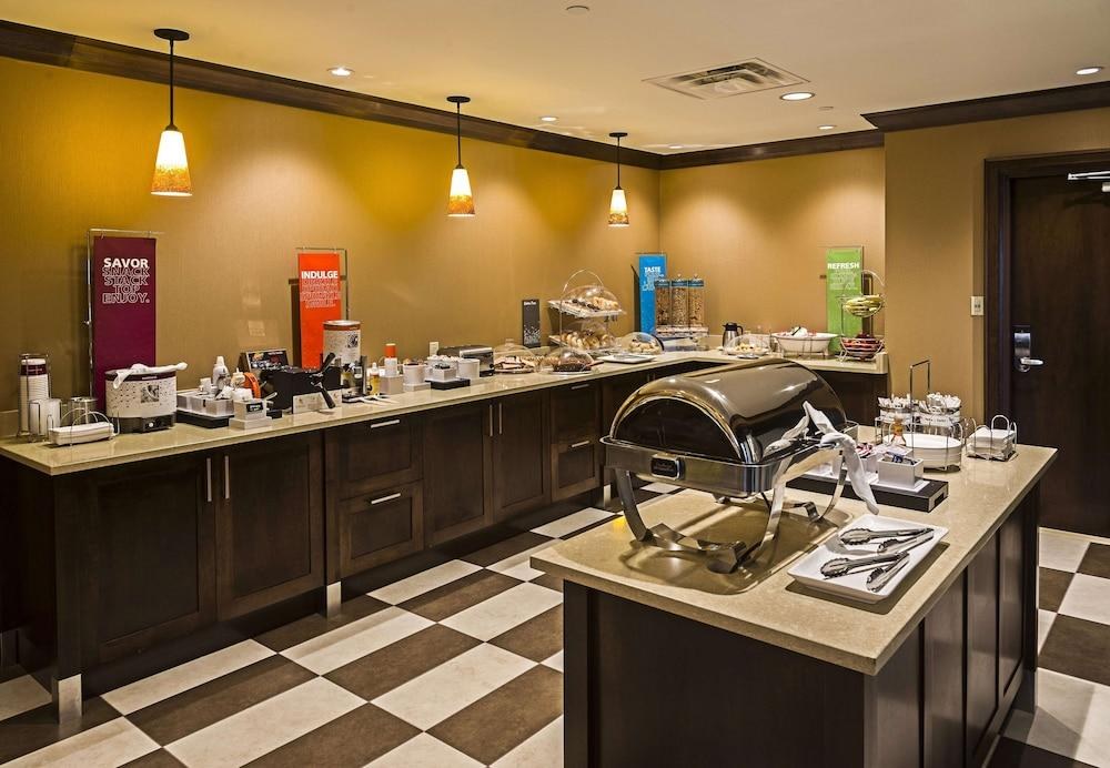 Hampton Inn by Hilton Ottawa Airport photo 2