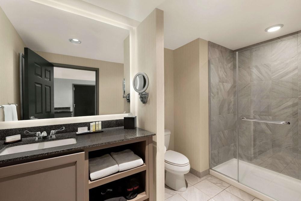 EMBASSY SUITES BY HILTON CHARLOTTE AYRSLEY photo 1