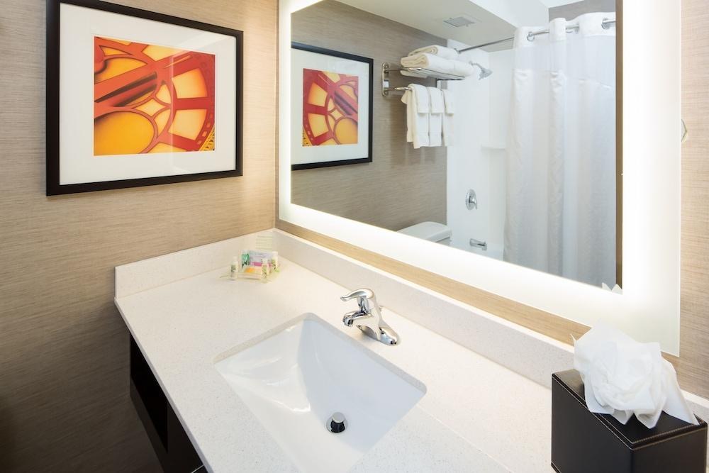 Holiday Inn Milwaukee Riverfront by IHG photo 3