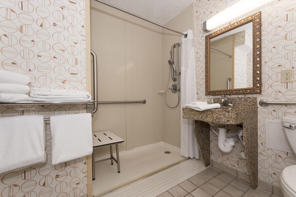 HOLIDAY INN LUMBERTON NORTH - I-95 photo 2
