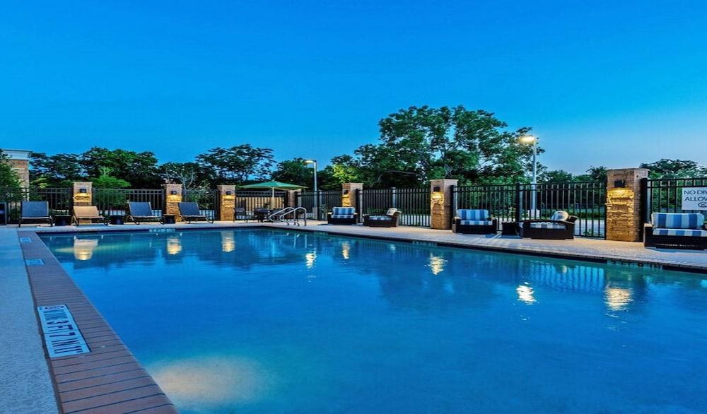 HOLIDAY INN AUSTIN AIRPORT photo 2