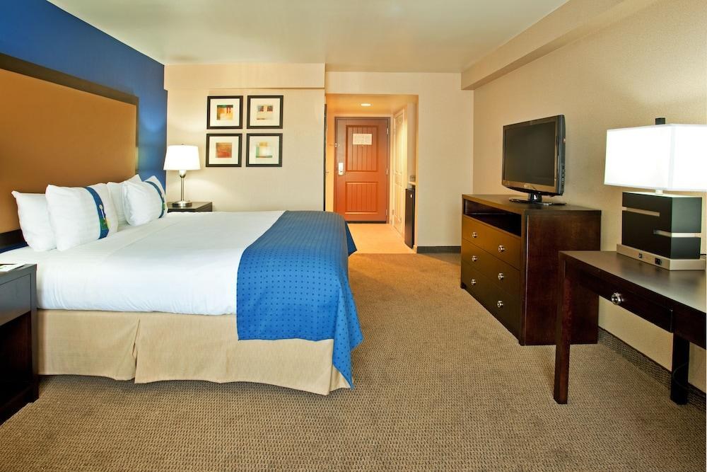 HOLIDAY INN HOTEL & SUITES PHOENIX AIRPORT photo 2
