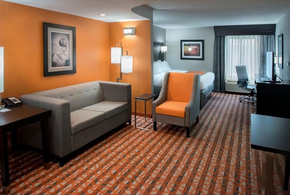 HOLIDAY INN EXPRESS & SUITES NASHVILLE SOUTHEAST - ANTIOCH photo 4