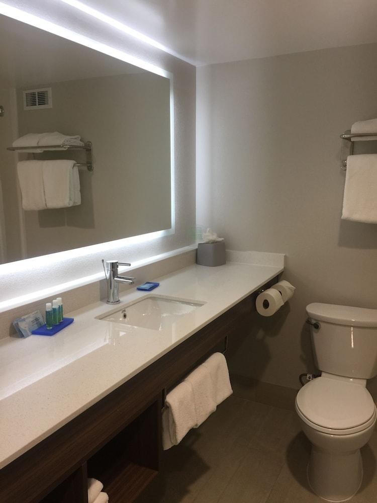 HOLIDAY INN EXPRESS & SUITES PIGEON FORGE/NEAR DOLLYWOOD photo 2