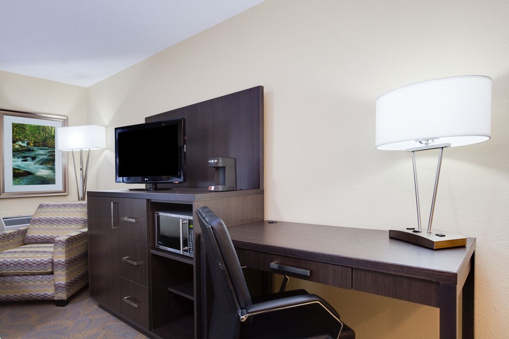 HOLIDAY INN EXPRESS & SUITES