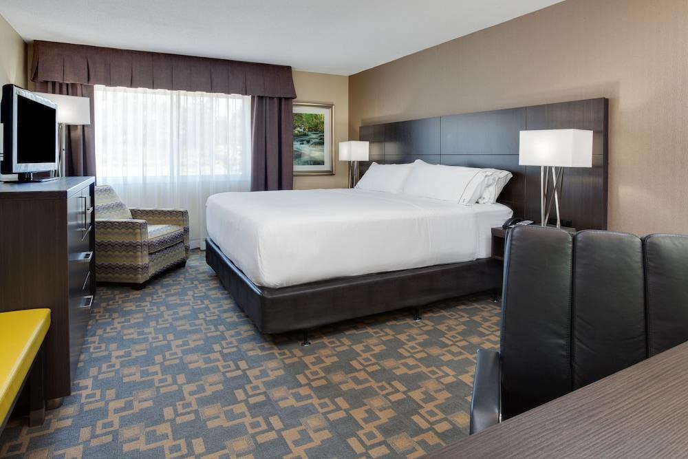 HOLIDAY INN EXPRESS & SUITES photo 3