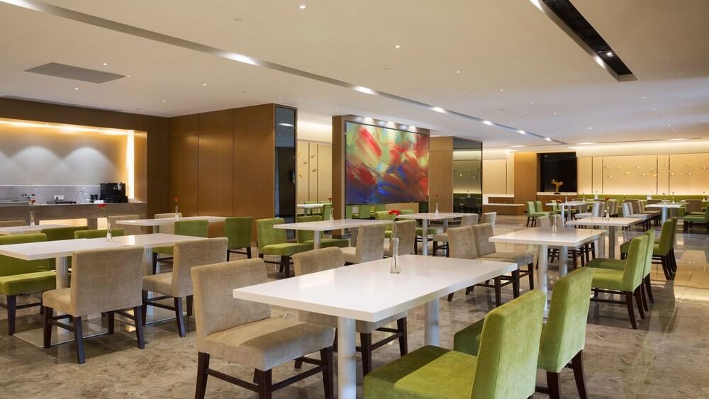 Holiday Inn Express Shanghai New Jinqiao photo 3
