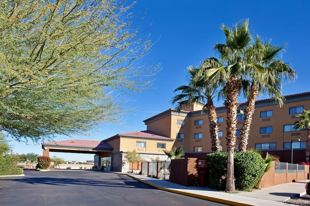 HOLIDAY INN EXPRESS & SUITES PHOENIX/CHANDLER photo 2