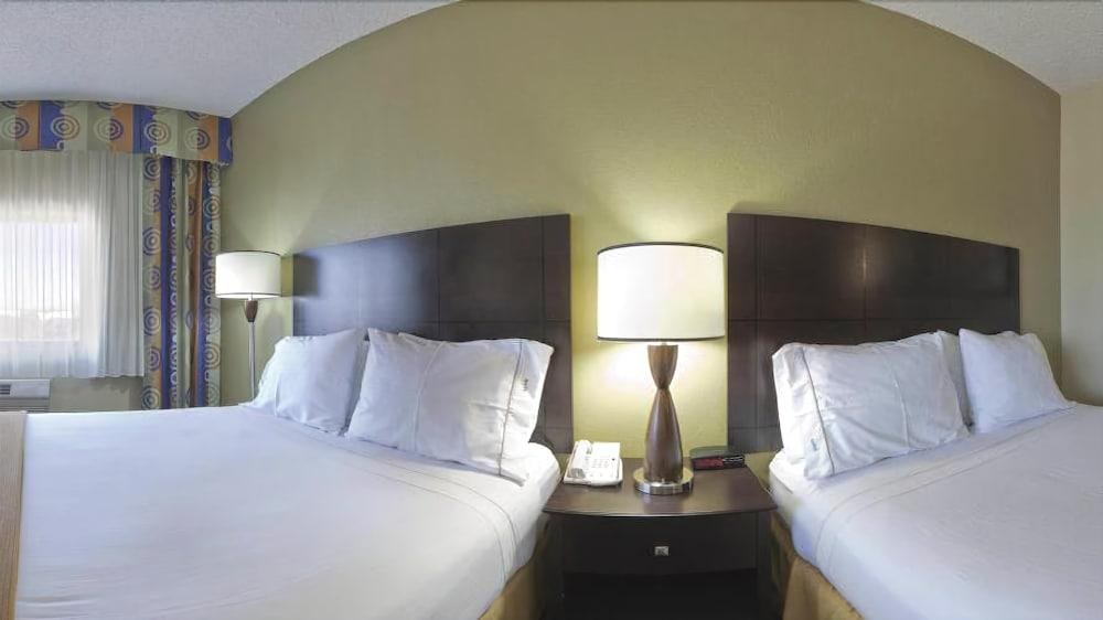 HOLIDAY INN EXPRESS & SUITES PHOENIX/CHANDLER photo 3