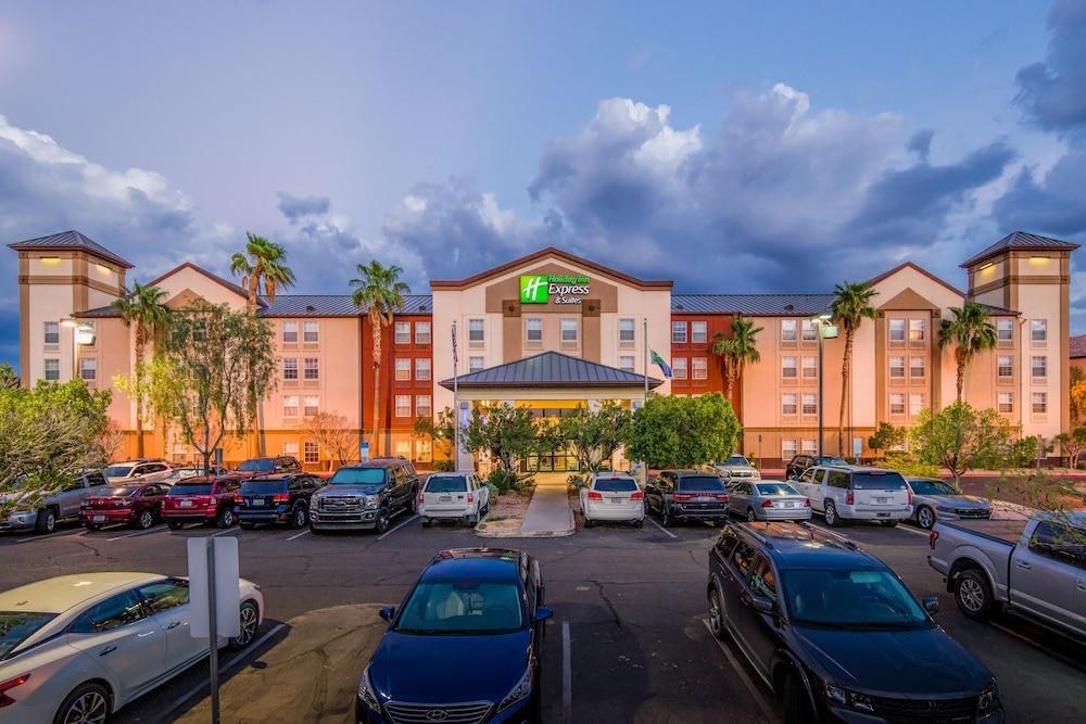 Holiday Inn Express & Suites Phoenix Airport photo 2