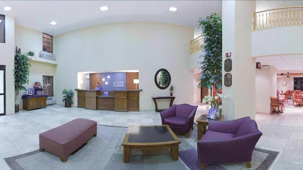 Holiday Inn Express & Suites Phoenix Airport photo 3