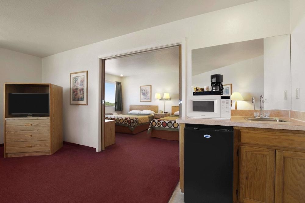Super 8 by Wyndham Austin North/University Area photo 2