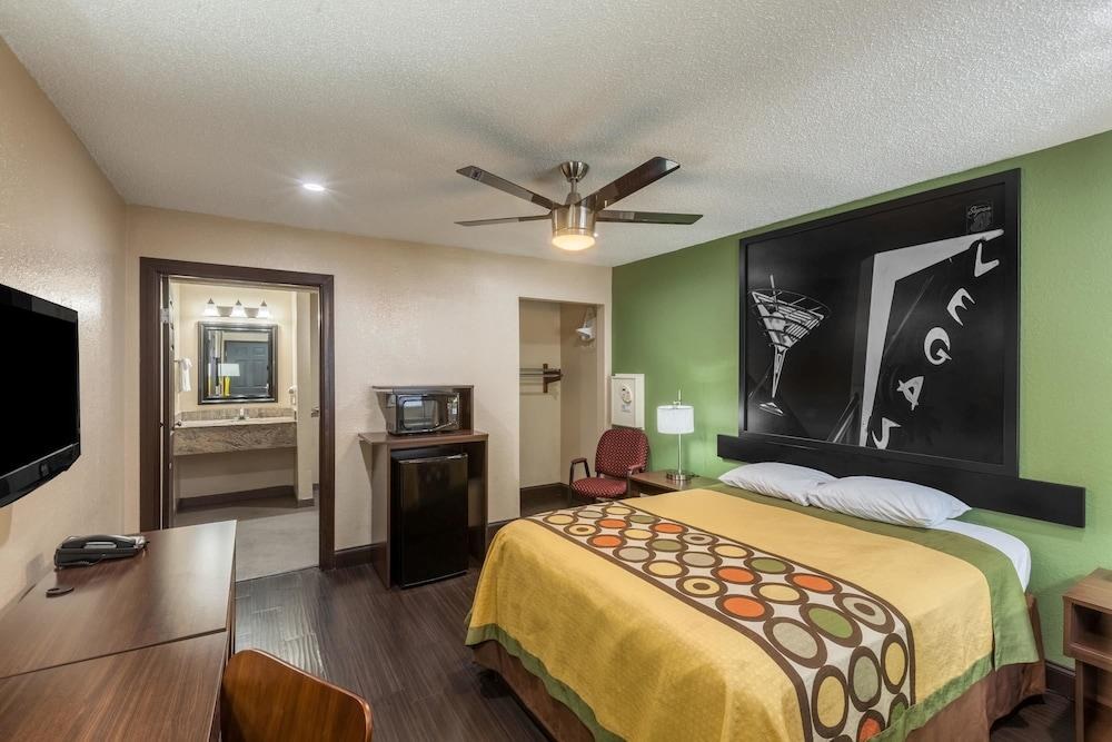 Super 8 by Wyndham Austin University/Downtown Area photo 2