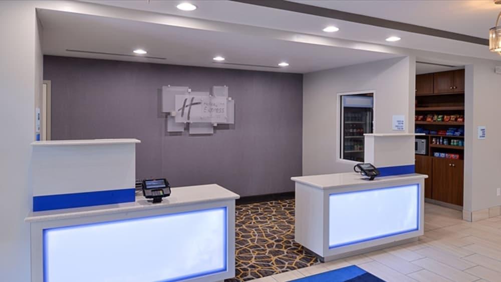 Holiday Inn Express & Suites Lexington Midtown - I-75 photo 2