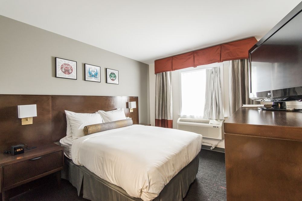 EDGEWATER HOTEL