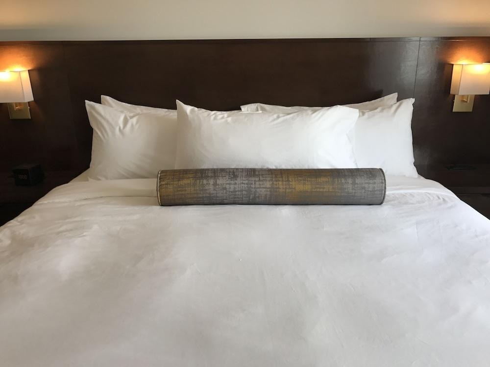 EDGEWATER HOTEL photo 2
