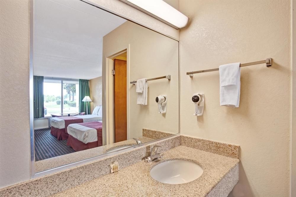 Days Inn by Wyndham Clarksville TN photo 1