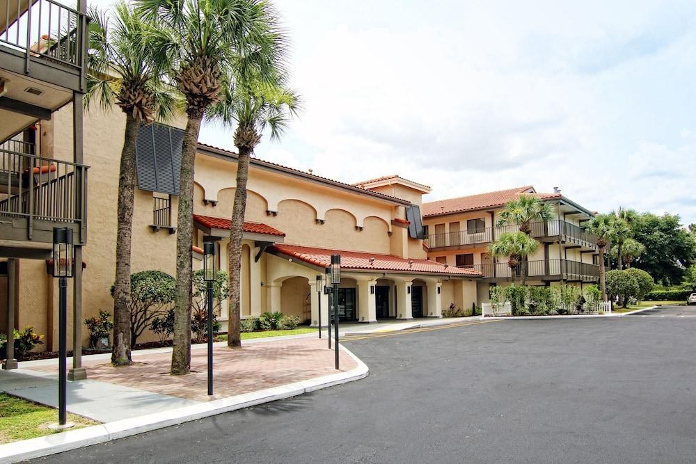 QUALITY INN & SUITES BY THE PARKS photo 3