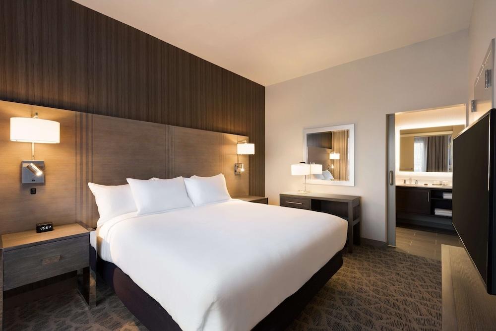 EMBASSY SUITES BY HILTON THE WOODLANDS photo 3