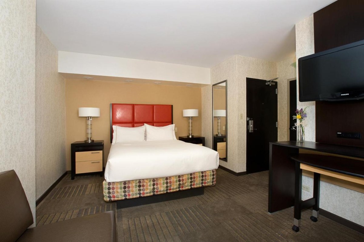 HOLIDAY INN EXPRESS DENVER DOWNTOWN photo 1