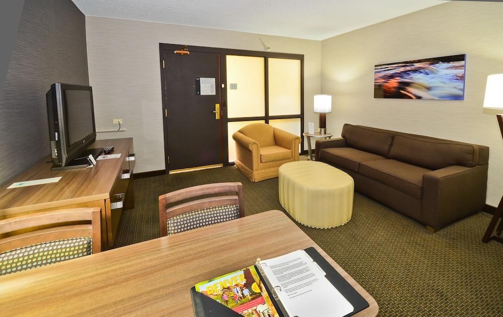 Embassy Suites by Hilton Denver Central Park photo 2