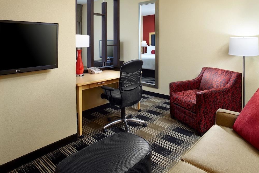 CAMBRIA SUITES BLUE LAGOON photo 4