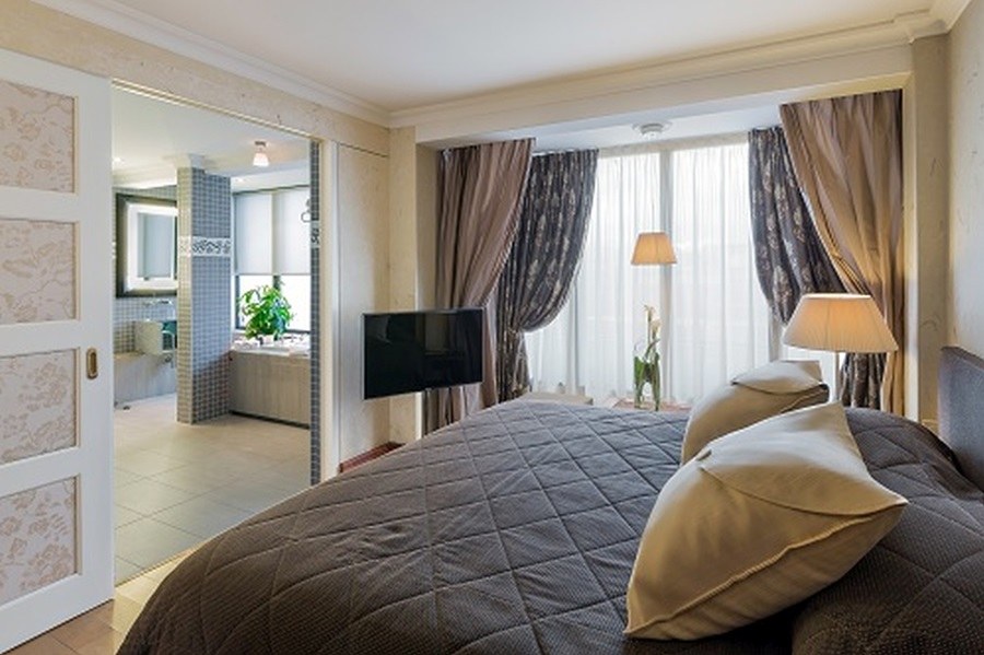 ROYAL MANOTEL