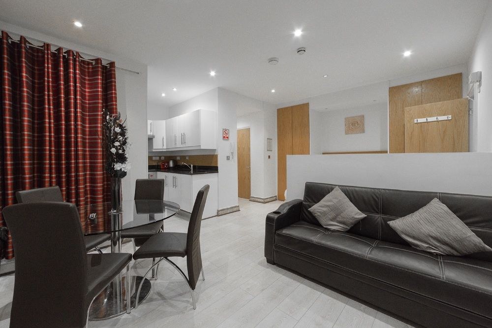 HYDE PARK SUPERIOR APARTMENTS photo 3