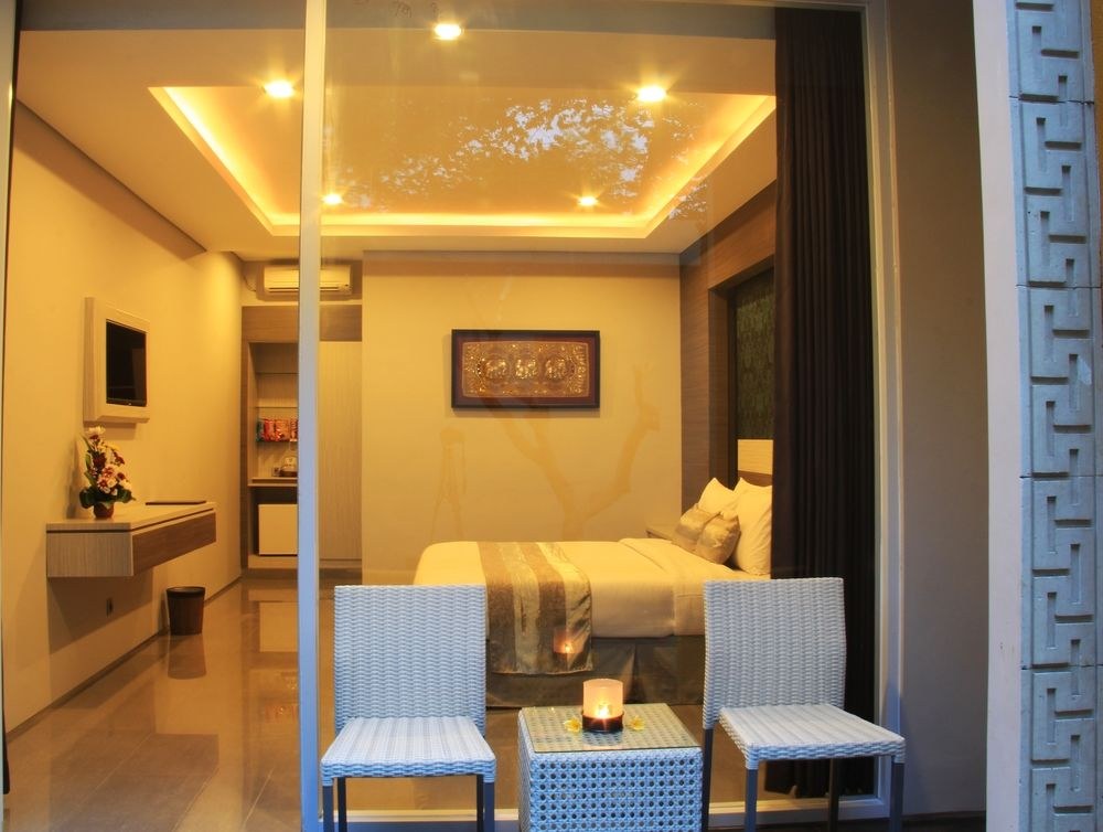 TRANSERA KAMINI LEGIAN HOTEL