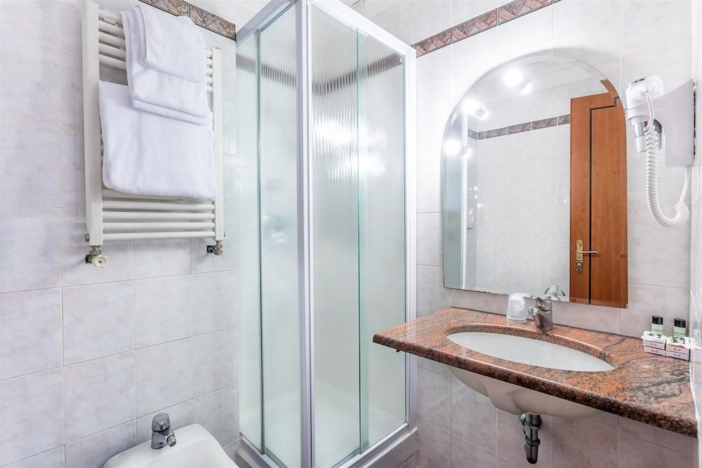 Raeli Hotel Lux photo 4