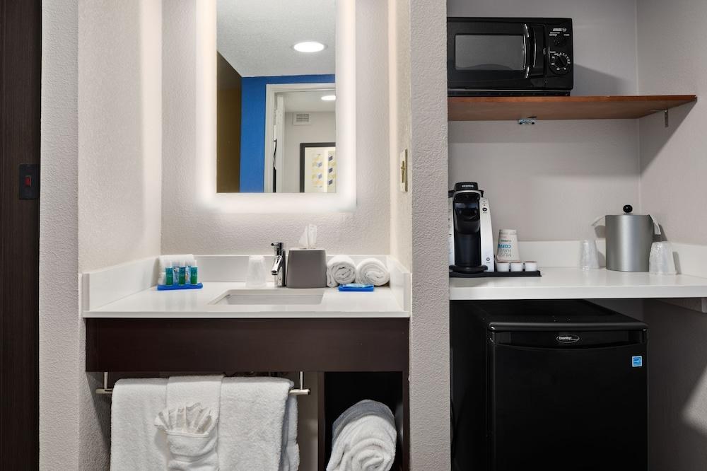 HOLIDAY INN EXPRESS ATLANTA-KENNESAW photo 3