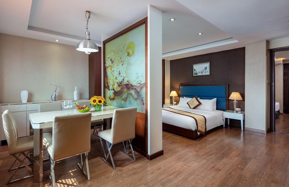 SKYLARK HOTEL photo 2