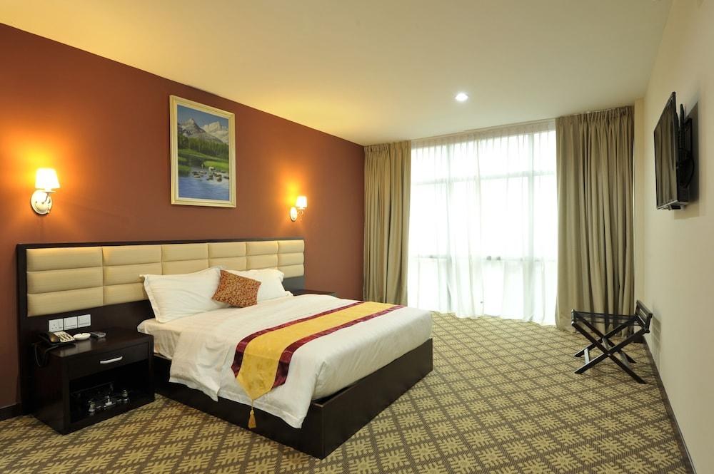 HALLMARK REGENCY HOTEL photo 2